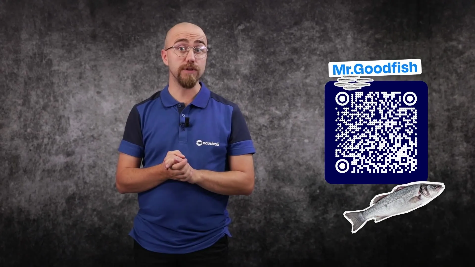 Samuel, médiateur scientifique à Nausicaá, avec le QR code Mr.Goodfish